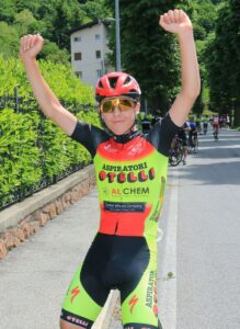 Foto di squadra del team Otelli che festeggia al vittoria al Brinzio