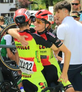 Foto di squadra del team Otelli che festeggia al vittoria al Brinzio