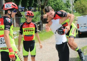 Foto di squadra del team Otelli che festeggia al vittoria al Brinzio