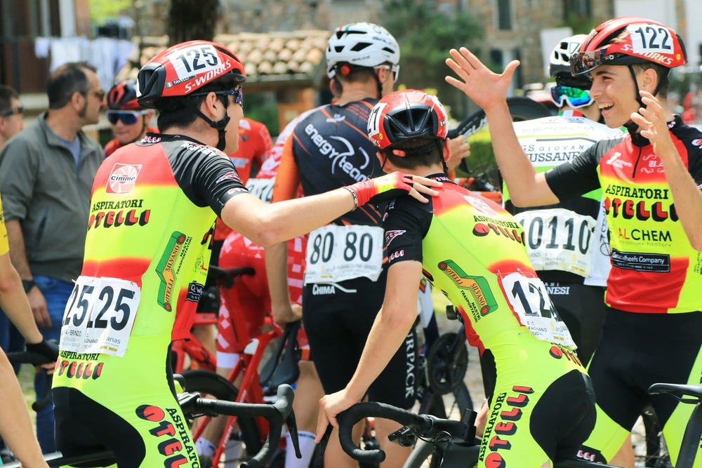 Foto di squadra del team Otelli che festeggia al vittoria al Brinzio