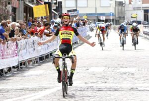 Vista di un ciclista dopo l'arrivo al giro del Friuli 